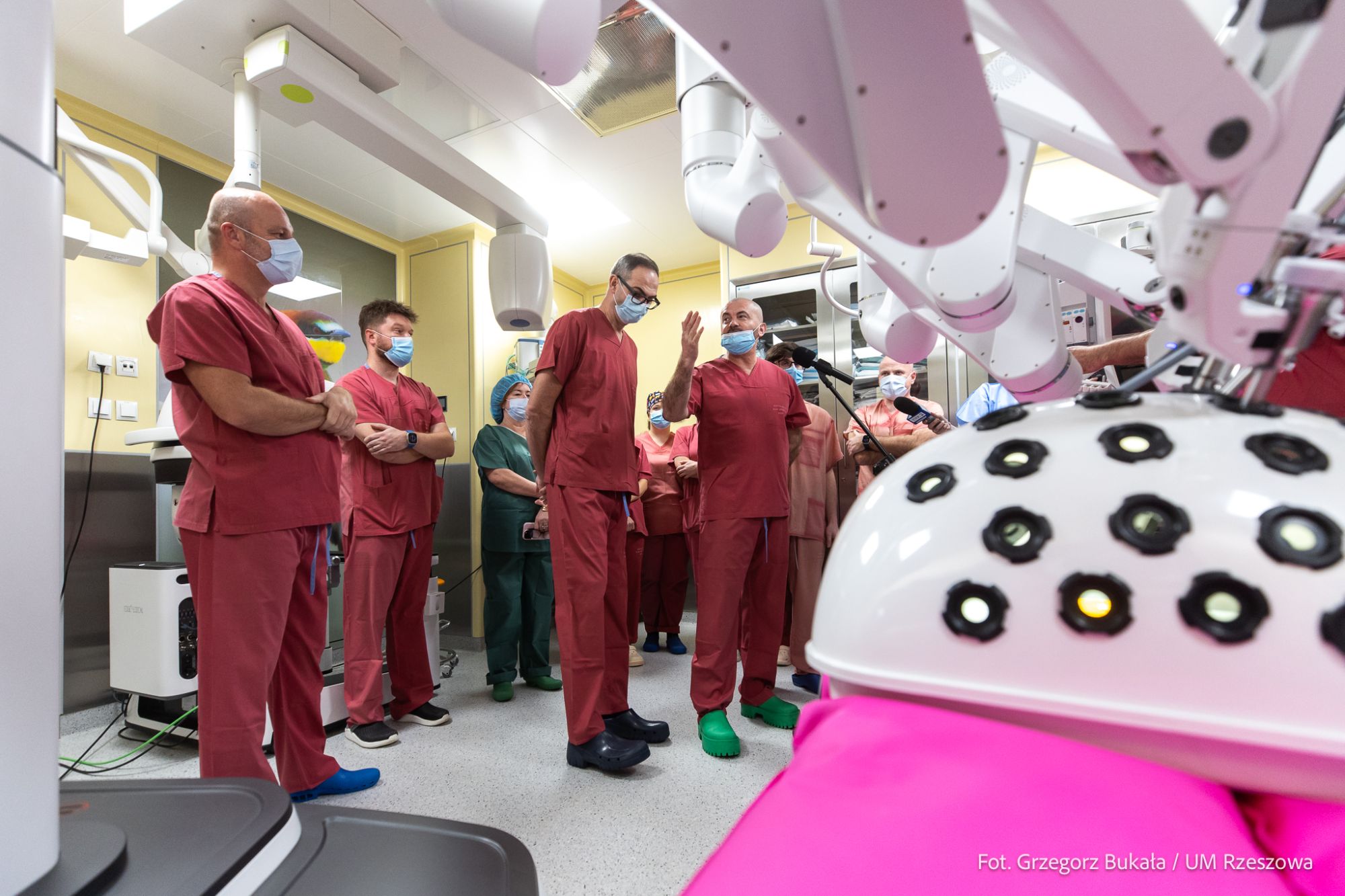 zdjęcie z konferencji prasowej przeznaczonej prezentacji nowoczesnego robota chirurgicznego w szpitalu przy ul. Rycerskiej w Rzeszowie, fot. Grzegorz Bukała, Urząd Miasta Rzeszowa